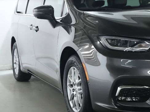 Used 2023 Chrysler Pacifica Touring-L image 8