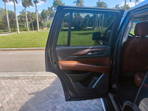 Used 2017 Cadillac Escalade Premium Luxury AWD/4WD image 34
