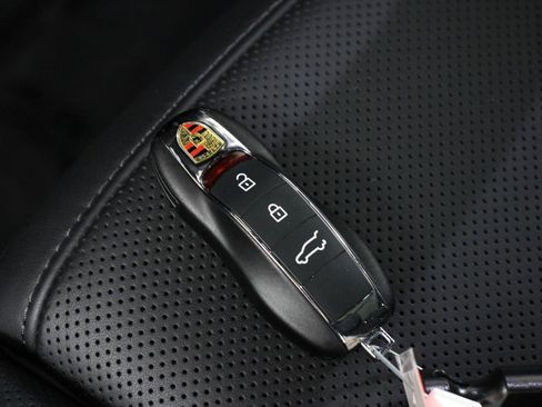 Certified 2025 Porsche Macan image 34