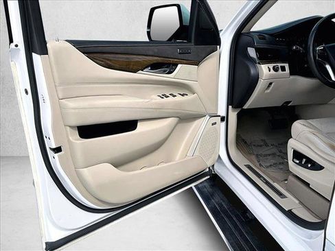 Used 2020 Cadillac Escalade Premium Luxury image 18