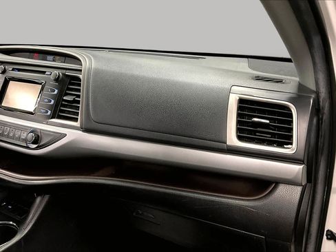 Used 2019 Toyota Highlander LE w/ Carpet Mat Package (TMS) FWD image 17