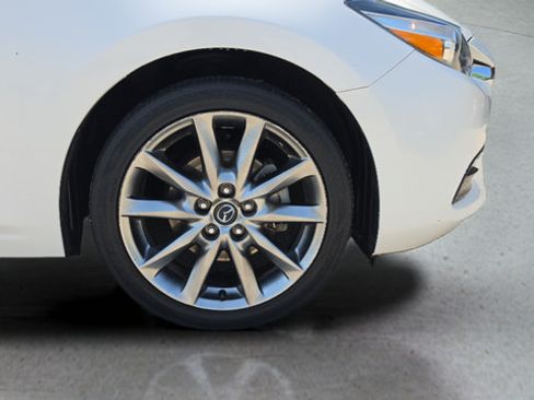 Used 2018 MAZDA MAZDA3 Touring FWD image 22