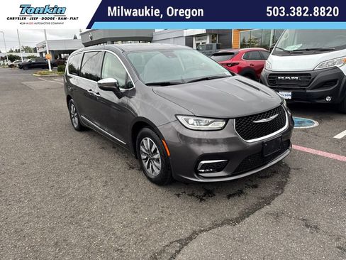 Used 2022 Chrysler Pacifica Limited FWD image 1