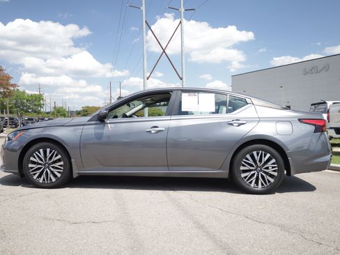 Used 2023 Nissan Altima 2.5 SV FWD image 2