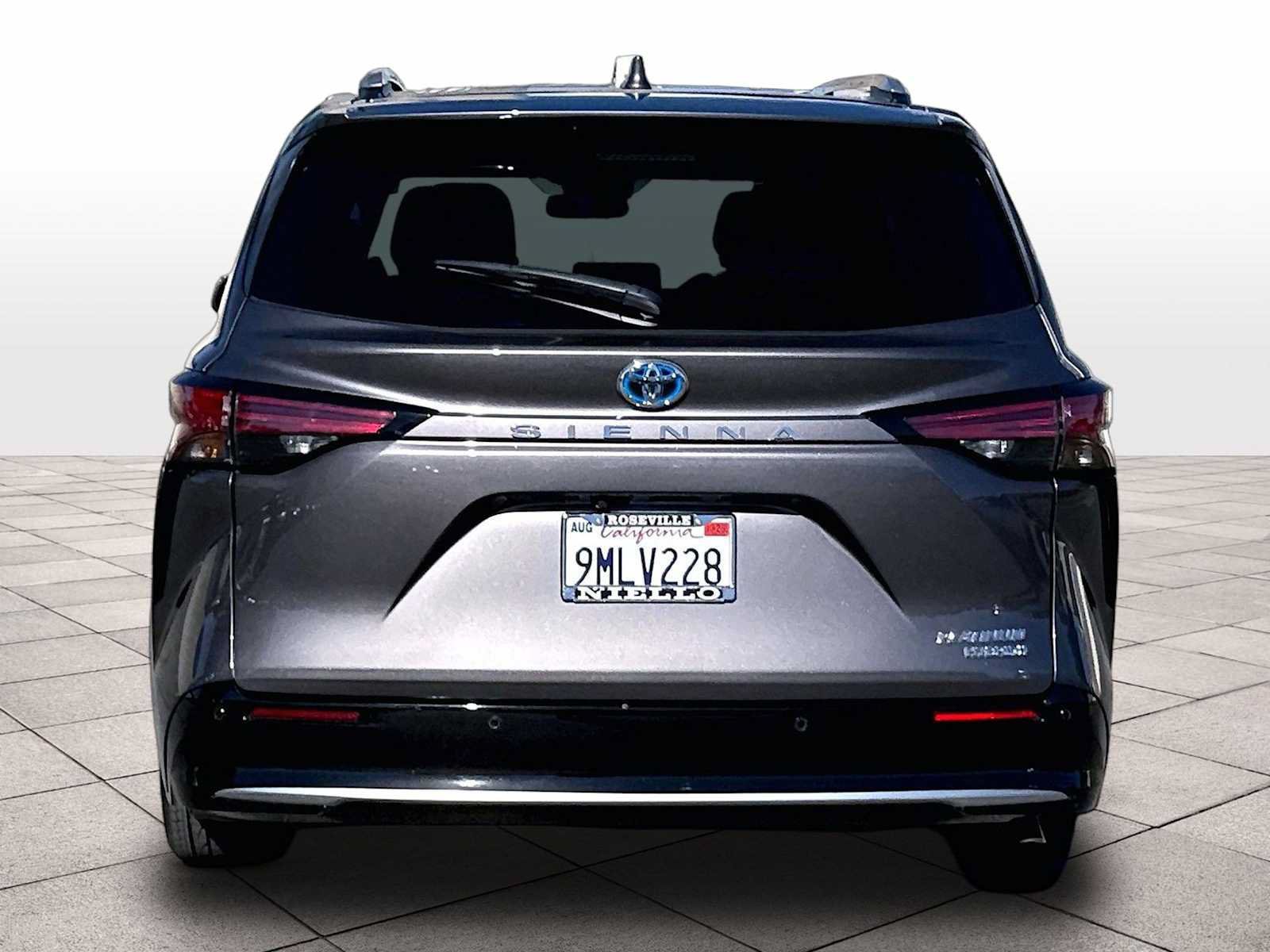 Used 2024 Toyota Sienna Platinum FWD image 6