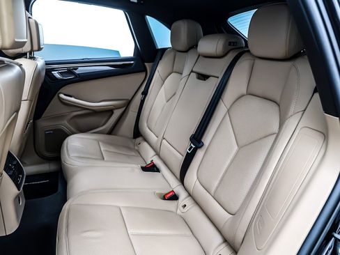 Used 2023 Porsche Macan image 8