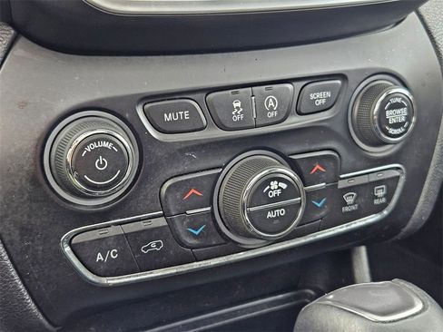 Used 2019 Jeep Cherokee Overland w/ Technology Group image 30