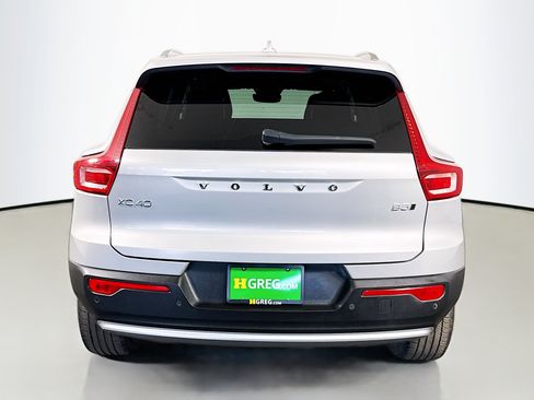 Used 2024 Volvo XC40 B5 Plus image 8