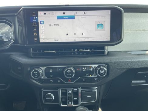 Used 2025 Jeep Gladiator Sport image 15