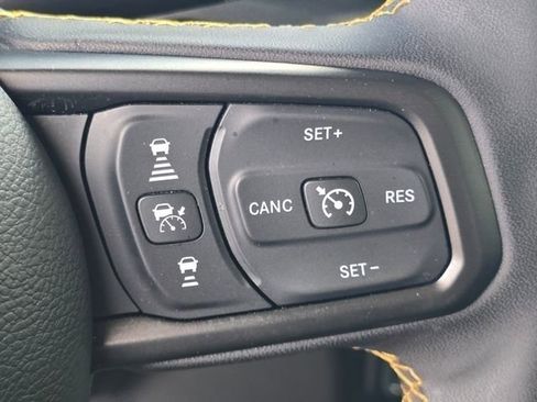 Used 2025 Jeep Gladiator Sport AWD/4WD image 17