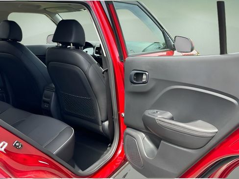 Used 2024 Hyundai Venue Limited image 24