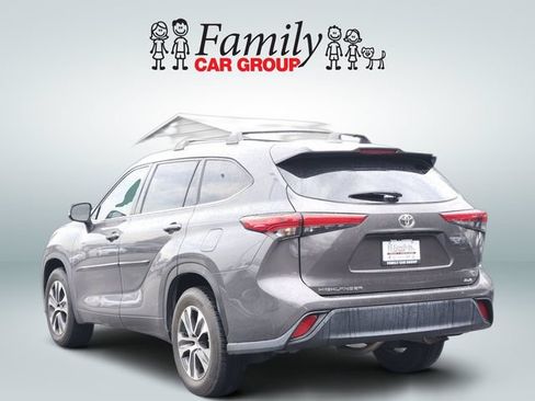 Used 2023 Toyota Highlander XLE FWD image 3