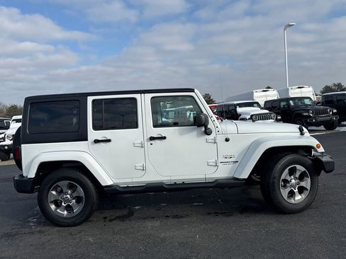 Used 2018 Jeep Wrangler Unlimited Sahara image 2