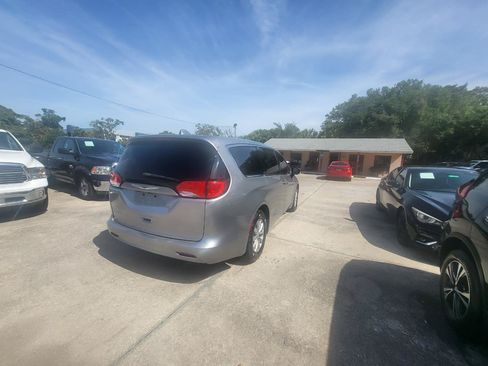 Used 2017 Chrysler Pacifica Touring w/ Tire & Wheel Group FWD image 27