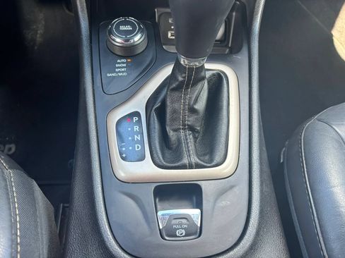 Used 2017 Jeep Cherokee Limited AWD/4WD image 17