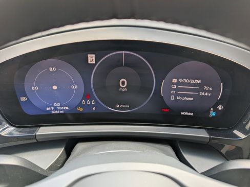 Certified 2025 Porsche Macan Electric image 12