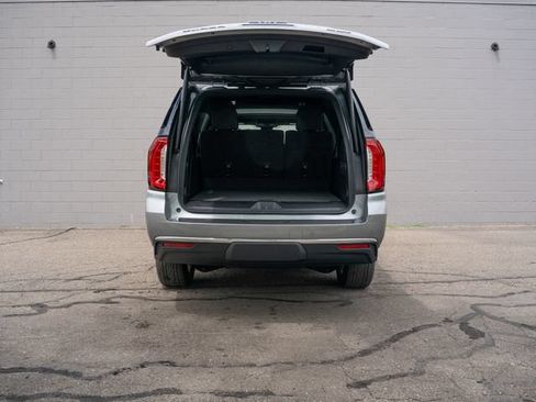 Used 2023 GMC Yukon XL SLT w/ SLT Premium Package AWD/4WD image 14