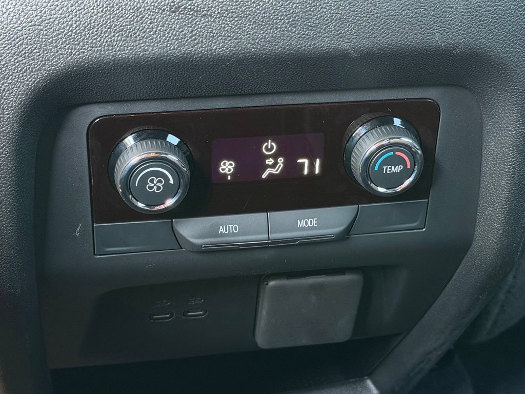 Used 2024 Chevrolet Traverse LT FWD image 35