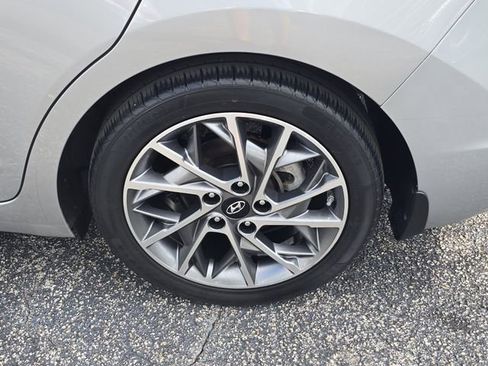 Used 2020 Hyundai Elantra Limited image 5