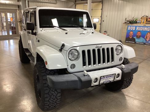 Used 2016 Jeep Wrangler Unlimited Sahara w/ Connectivity Group image 7