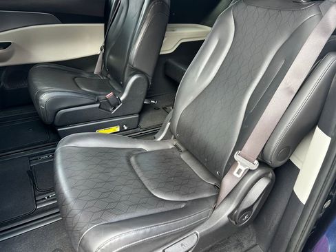 Used 2024 Kia Carnival LX FWD image 12