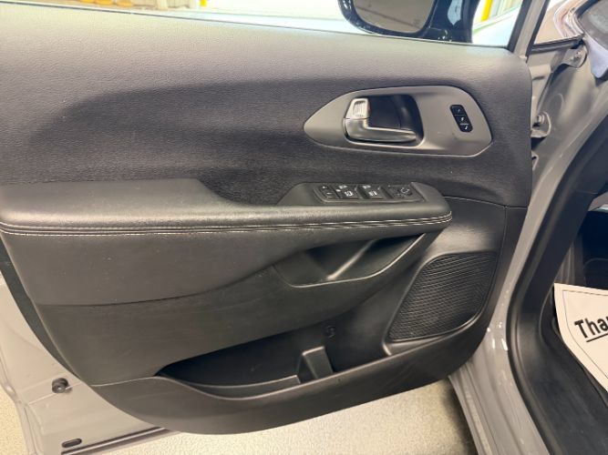 Used 2025 Chrysler Pacifica Select FWD image 7