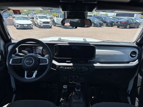 Used 2025 Jeep Wrangler Unlimited Sahara AWD/4WD image 33