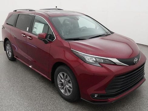 New 2026 Toyota Sienna XLE FWD image 13