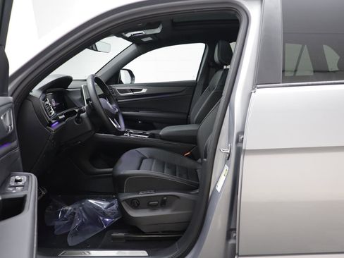 Used 2025 Volkswagen Atlas Cross Sport SEL R-Line image 5