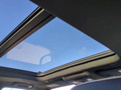 Used 2021 Chevrolet Tahoe Premier w/ Premium Package image 21