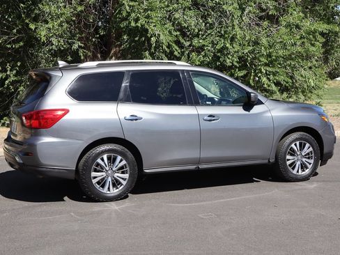 Used 2019 Nissan Pathfinder SL AWD/4WD image 4