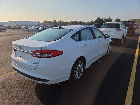 Used 2017 Ford Fusion SE w/ Fusion SE Technology Package FWD image 4