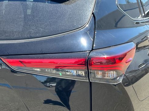 Used 2023 Toyota Highlander LE FWD image 18