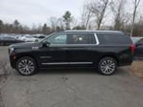Used 2021 GMC Yukon XL Denali w/ Denali Premium Package image 4