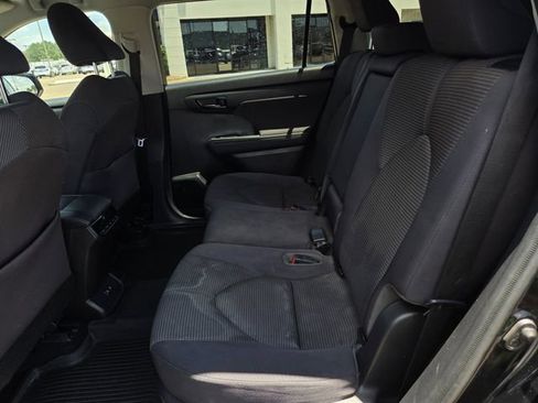 Used 2021 Toyota Highlander LE AWD/4WD image 17