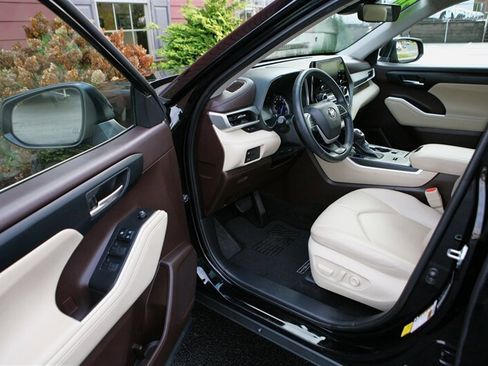 Used 2022 Toyota Highlander XLE image 8