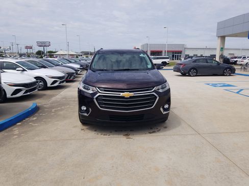 Used 2021 Chevrolet Traverse LT FWD image 2