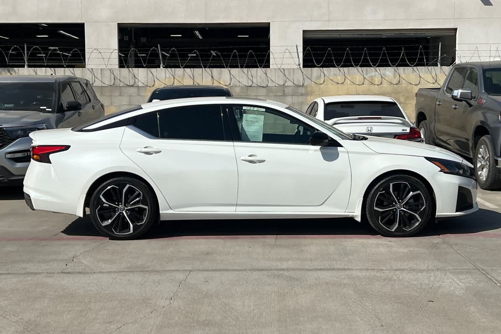 Used 2023 Nissan Altima 2.5 SR w/ SR Premium Package FWD image 9