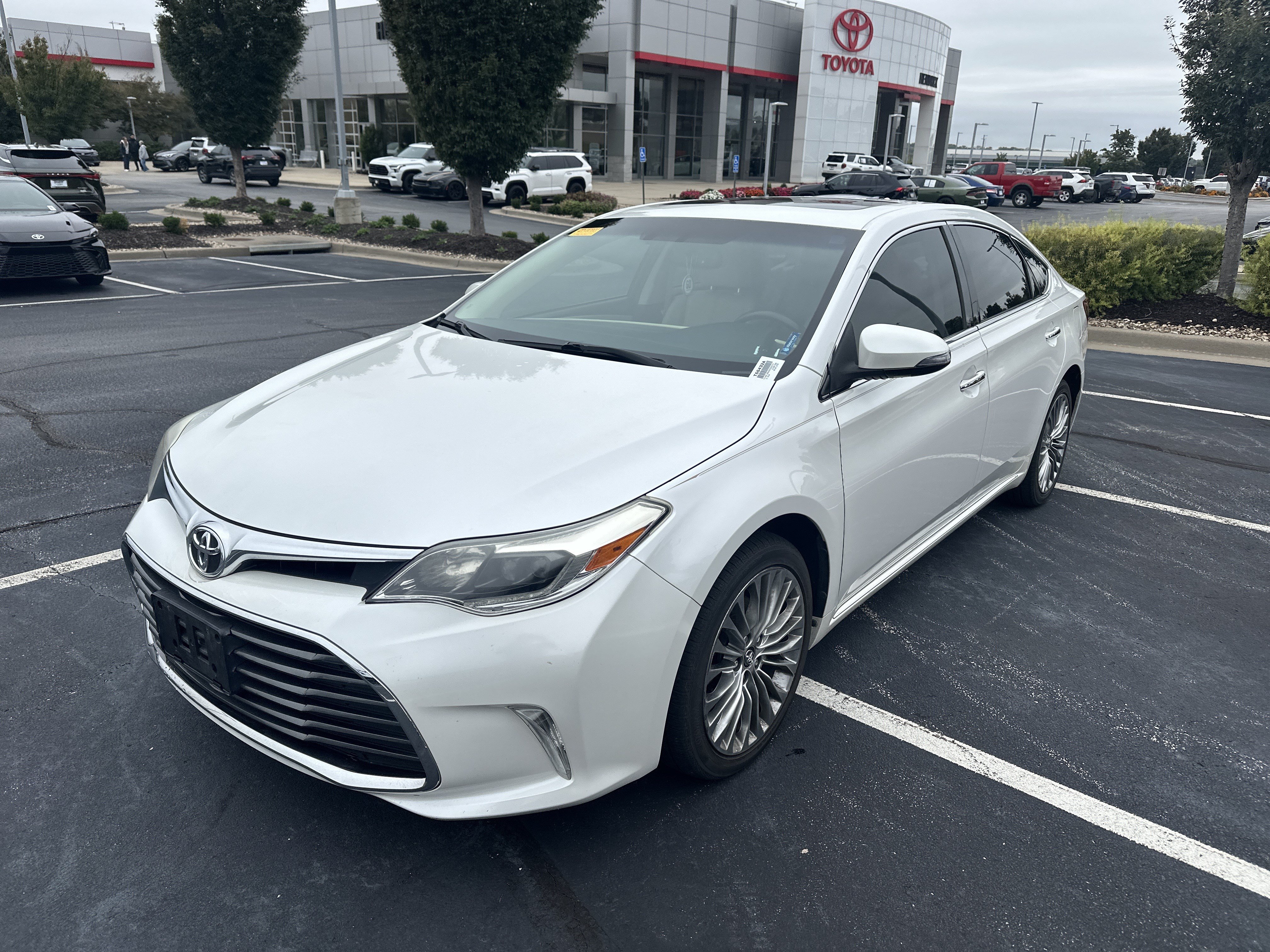 Used 2016 Toyota Avalon Limited FWD image 3