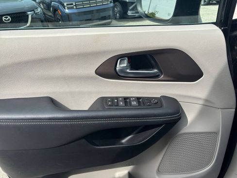 Used 2024 Chrysler Voyager LX FWD image 18
