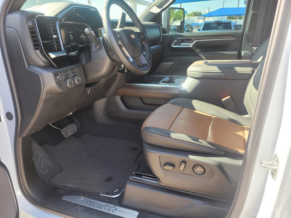 Used 2026 Chevrolet Silverado 2500 High Country AWD/4WD image 2