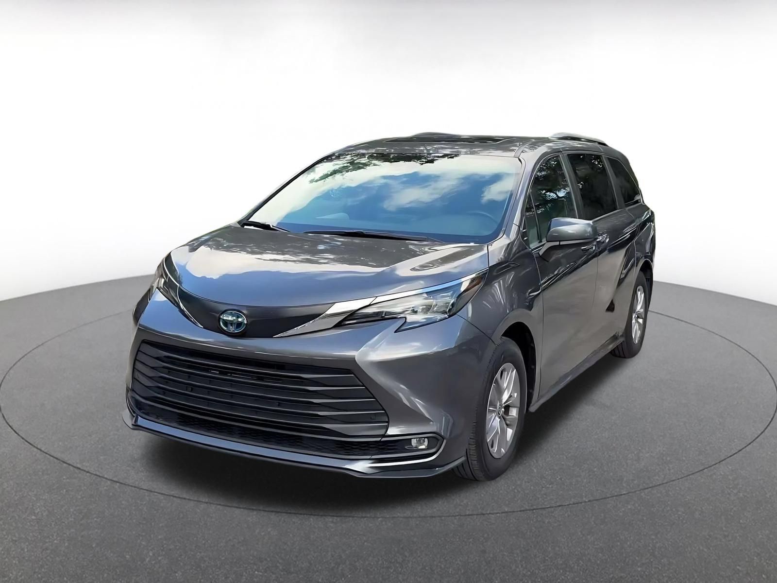 Used 2025 Toyota Sienna XLE FWD image 6