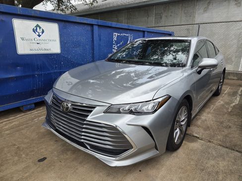 Used 2021 Toyota Avalon XLE w/ Moonroof Package FWD image 3