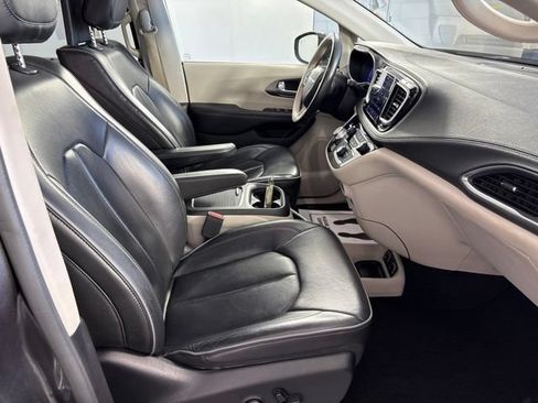Used 2019 Chrysler Pacifica Limited w/ Tire & Wheel Group FWD image 37