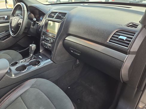 Used 2018 Ford Explorer XLT w/ Equipment Group 202A image 32