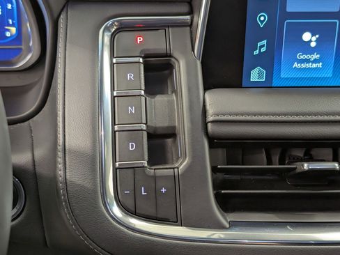 Used 2023 Chevrolet Suburban Z71 w/ Luxury Package image 19