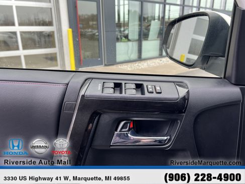 Used 2018 Toyota 4Runner TRD Off-Road Premium w/ Convenience Package AWD/4WD image 25