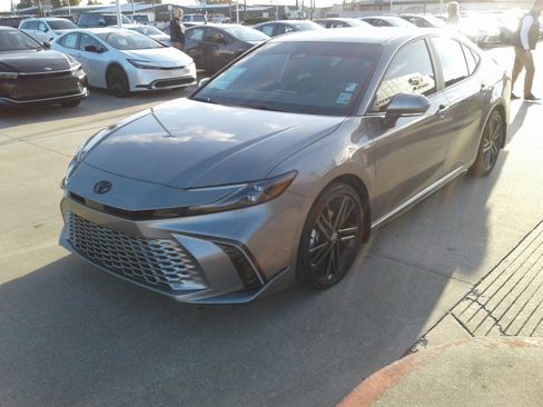 Used 2025 Toyota Camry XSE image 3