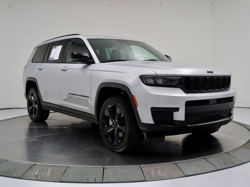 Used 2022 Jeep Grand Cherokee L Laredo image 7