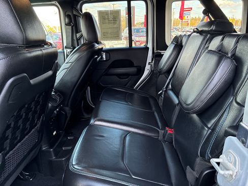 Used 2023 Jeep Wrangler Unlimited Rubicon 4xe w/ Cold Weather Group AWD/4WD image 15